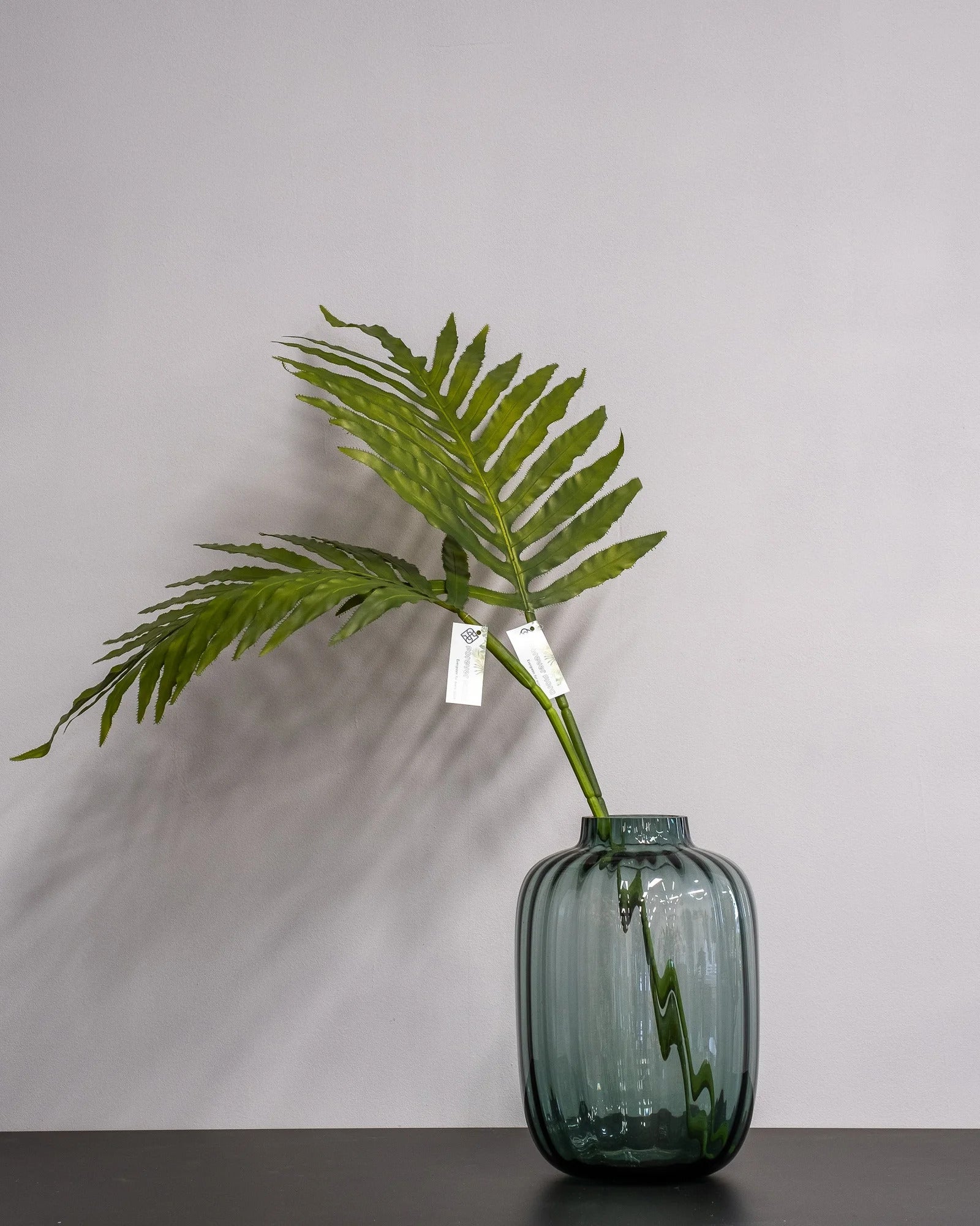 Närbild på detaljerna i Konstgjorda dekorativa palmblad – 70 cm