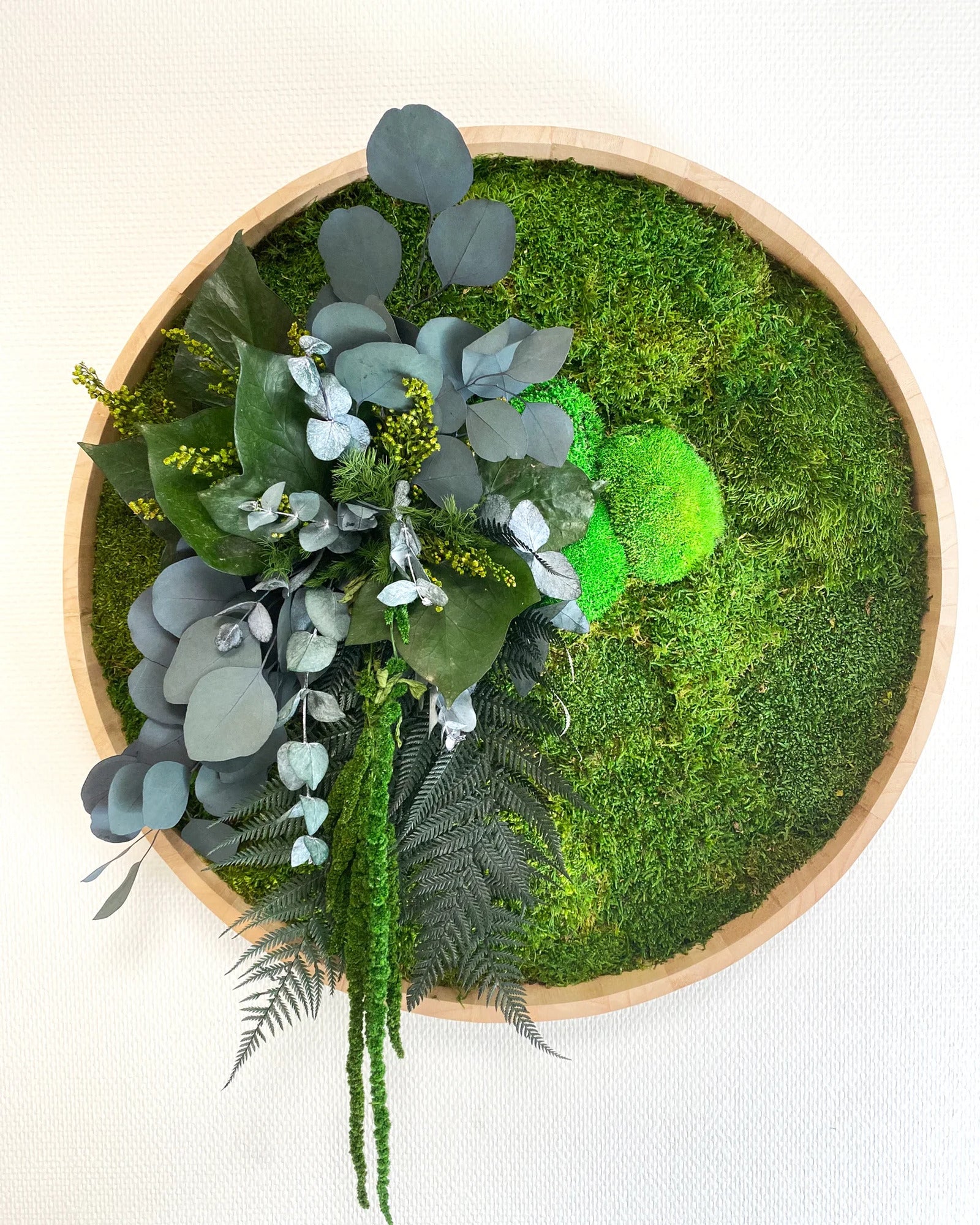 Detaljerad vy av Rund mosstavla Regnskog med naturlig mossstruktur – Q 80 cm