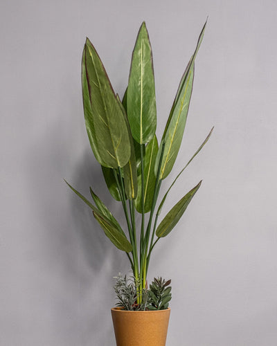 Närbild på detaljerna i Konstgjord Heliconia krukväxt med melaminkruka – 90 cm