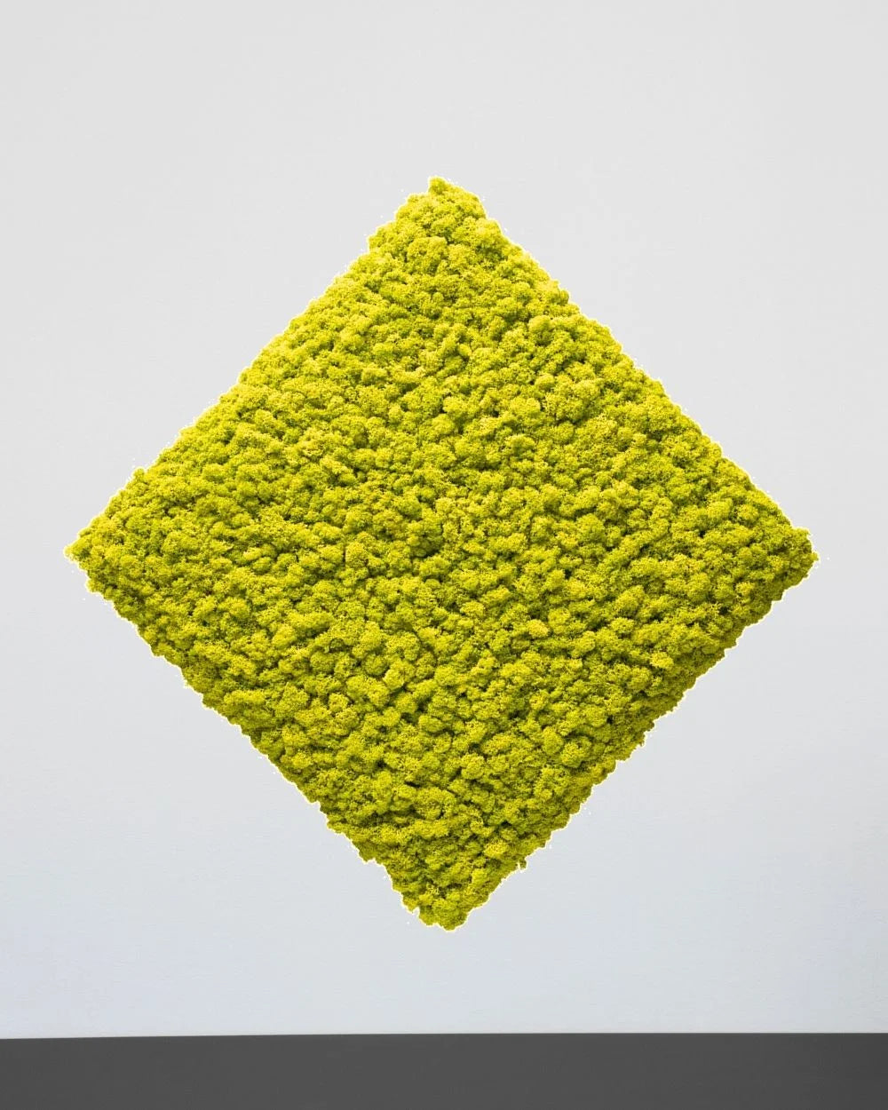 Yta och struktur i kvadratisk mosspanel – ljusgrön, 30×30 cm