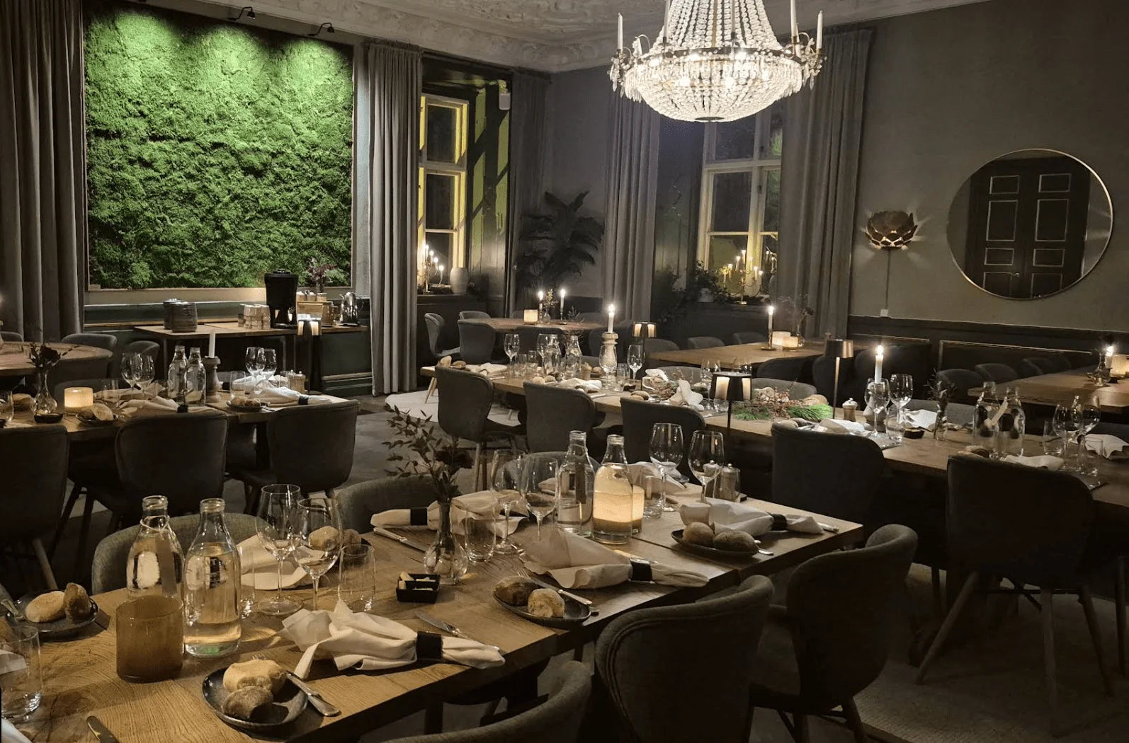 Stämningsfull inredning med en stor mossvägg och dekorativ mosstavla i hotellmiljö på Hagaslott i Nyköping.