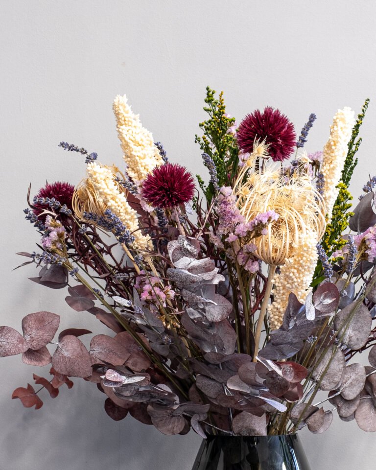 Alternative view of Drømmebuket – Eksklusiv evighedsbuket i dybe bordeaux nuancer