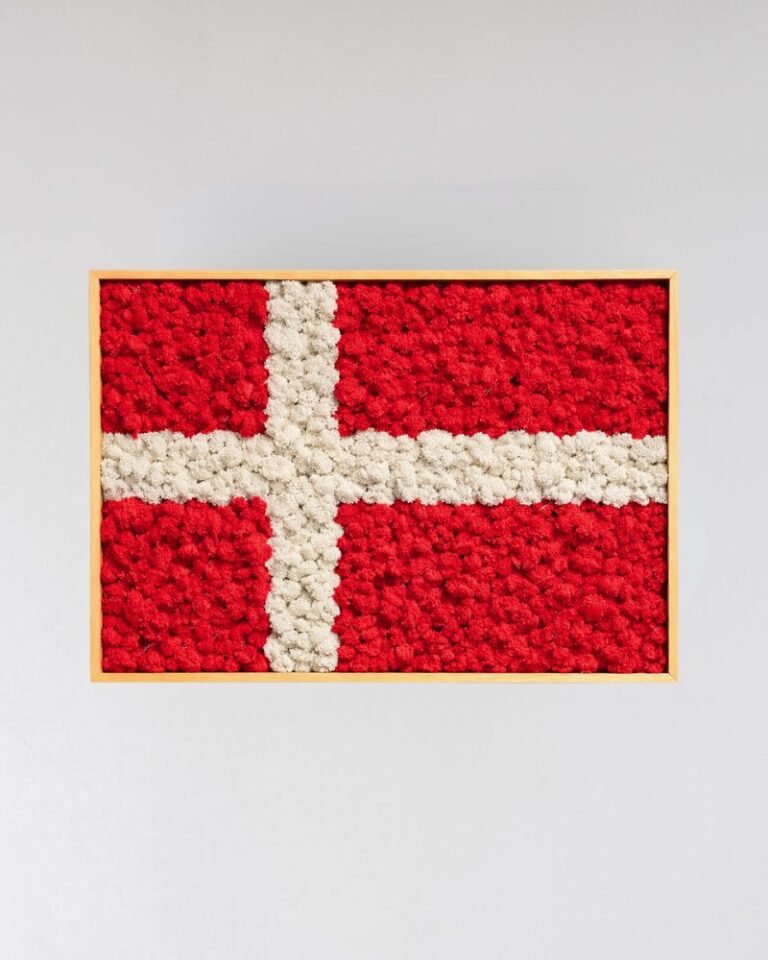 Alternative view of Eksklusivt Mosbillede Danska Flag (Dannebrog) i Ægte Rensdyrlav